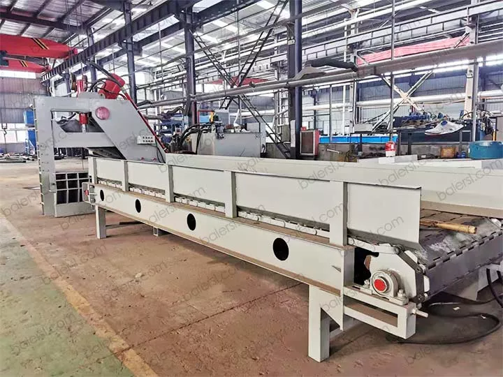 Metal shearing machine with conveyor
